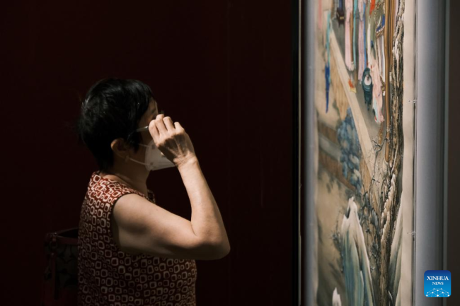 Μια γυναίκα επισκέπτεται το Μουσείο του Παλατιού στο Χονγκ Κονγκ, 3 Ιουλίου 2022. Το Μουσείο Παλατιού στο Χονγκ Κονγκ, που βρίσκεται στην Πολιτιστική Περιοχή West Kowloon της Ειδικής Διοικητικής Περιοχής του Χονγκ Κονγκ, ήταν ανοιχτό για το κοινό την Κυριακή. (φωτογραφία/Xinhua)