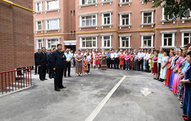 Ο Κινέζος Πρόεδρος Σι Τζινπίνγκ ενώ επισκέπτεται την συνοικία Γκουγιουανσιάνγκ στην περιοχή Τιανσάν της πόλης Ουρούμτσι, πρωτεύουσα της Αυτόνομης Περιοχής Σιντζιάνγκ Ουιγούρ της βορειοδυτικής Κίνας, στις 12 Ιουλίου 2022. (φωτογραφία/Xinhua)