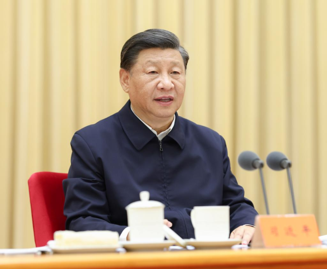 Ο Κινέζος Πρόεδρος Σι Τζινπίνγκ, επίσης γενικός γραμματέας της Κεντρικής Επιτροπής του Κομμουνιστικού Κόμματος της Κίνας και πρόεδρος της Κεντρικής Στρατιωτικής Επιτροπής, εκφωνεί μια σημαντική ομιλία στην τελετή έναρξης ενός σεμιναρίου αξιωματούχων επαρχιακού και υπουργικού επιπέδου. Το σεμινάριο πραγματοποιήθηκε από Τρίτη έως Τετάρτη στο Πεκίνο. (φωτογραφία/Xinhua)