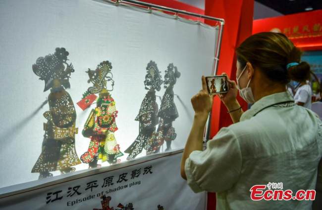 Θέατρο σκιών κατά τη διάρκεια μιας έκθεσης άυλης πολιτιστικής κληρονομιάς στο Μουσείο Τέχνης Σιντζιάνγκ, στην πρωτεύουσα Ουρούμτσι της αυτόνομης περιοχής Σιντζιάνγκ Ουιγκούρ της βορειοδυτικής Κίνας, 31 Ιουλίου 2022. 
