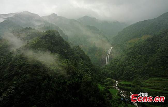 Αεροφωτογραφία του βουνού Γιουενμπάο στην αυτόνομη κομητεία Ρονγκσούι Μιάο της πόλης Λιουτζόυ, στην αυτόνομη περιοχή Γκουανγκσί Τζουάνγκ της νότιας Κίνας, 31 Ιουλίου 2022. (Η φωτογραφία παρέχεται στην China News Service)