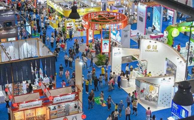 Επισκέπτες σε έναν διεθνή εκθεσιακό χώρο στη 2η έκθεση China International Consumer Products Expo, 28 Ιουλίου 2022. (People's Daily Online/Zhang Junqi)