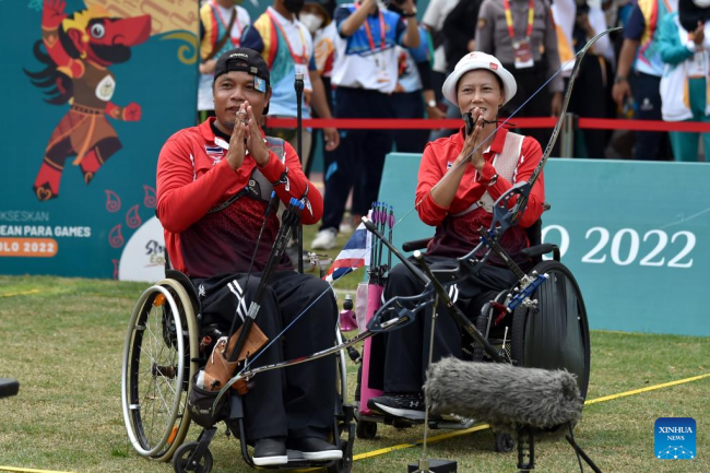 Ο Hanreuchai Netsiri (L) και ο Phattharaphon Pattawaeo της Ταϊλάνδης μετά τη νίκη στον αγώνα για το χρυσό μετάλλιο Mixed Team Recurve Archery εναντίον των Kholidin και Mahda Aulia της Ινδονησίας στους ASEAN Para Games 2022 στη Σουρακάρτα της Ινδονησίας, 3 Αυγούστου 2022. (Xinnchuah ΣΙ.)