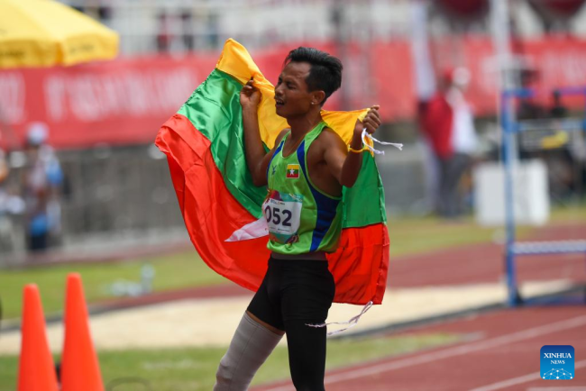 Η νίκη του Kyaw Kyaw από το Μιανμάρ στον τελικό στίβου 400m ανδρών T44/62/64 στους ASEAN Para Games 2022, στη Σουρακάρτα, Κεντρική Ιάβα, Ινδονησία, 3 Αυγούστου 2022. (Xinhua/Zulkarnain)