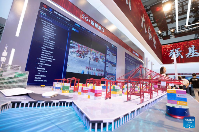 Φωτογραφία που τραβήχτηκε στις 9 Αυγούστου 2022 δείχνει έναν εκθεσιακό χώρο για smart port 5G+ κατά τη διάρκεια μιας προεπισκόπησης ΜΜΕ του Παγκόσμιου Συνεδρίου 5G 2022 στο Χαρμπίν, πρωτεύουσα της επαρχίας Χεϊλοτζιάνγκ της βορειοανατολικής Κίνας.