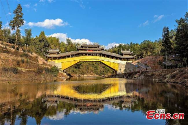 Η φωτογραφία αρχείου δείχνει την τοξωτή γέφυρα με ξύλινη στέγη Σουανγκλόνγκ στην πόλη Σιετάν της κομητείας Σοουνίνγκ του Νινγκντέ, στην επαρχία Φουτζιέν της ανατολικής Κίνας. (Φωτογραφία: China News Service)