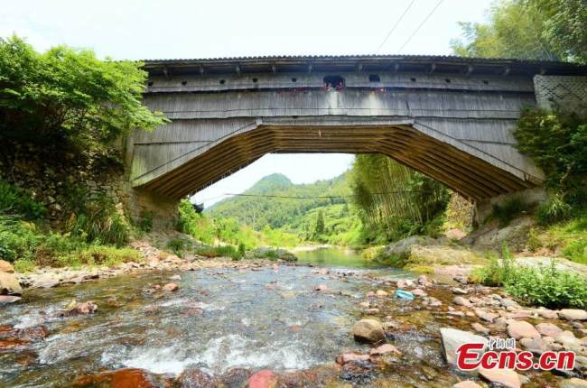 Η φωτογραφία αρχείου δείχνει την τοξωτή γέφυρα Ντεντκλόνγκ με ξύλινη στέγη στο χωριό Μπαπού της πόλης Σιτσιάο, στην κομητεία Τζοουνίνγκ του Νινγκντέ, στην επαρχία Φουτζιέν της ανατολικής Κίνας. 