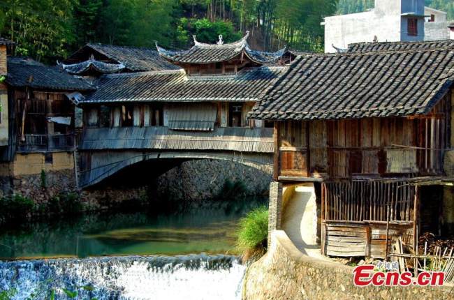 Η φωτογραφία αρχείου δείχνει την τοξωτή γέφυρα Τσιτιέν με ξύλινη στέγη στο χωριό Ταοκένγκ της πόλης Τσουντσί, στην κομητεία Τζοουνίνγκ του Νινγκντέ, στην επαρχία Φουτζιέν της ανατολικής Κίνας.
