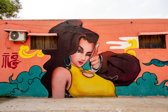 A ház tulajdonosa által adott fénykép alapján festett falfirka