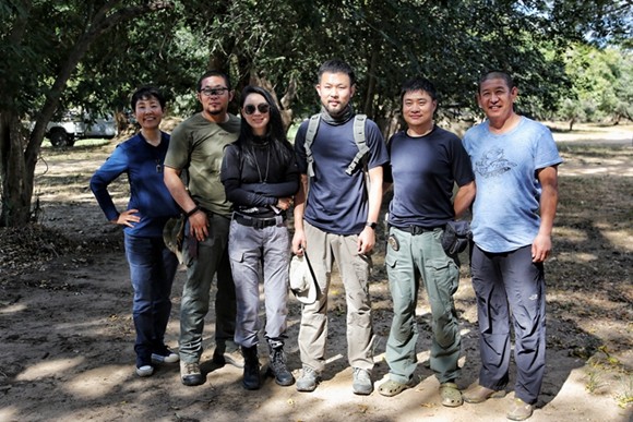 Zhang Guangrui (segundo à esquerda) e voluntários chineses