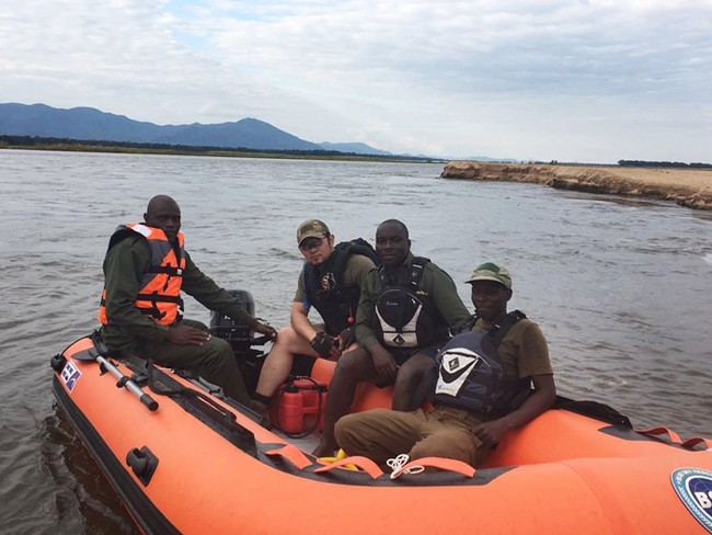 Zhang Guangrui faz patrulha junto aos protetores zimbabueanos de animais selvagens