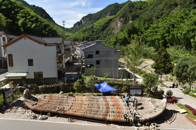 Papuc uriaș din papură, în curs de realizare