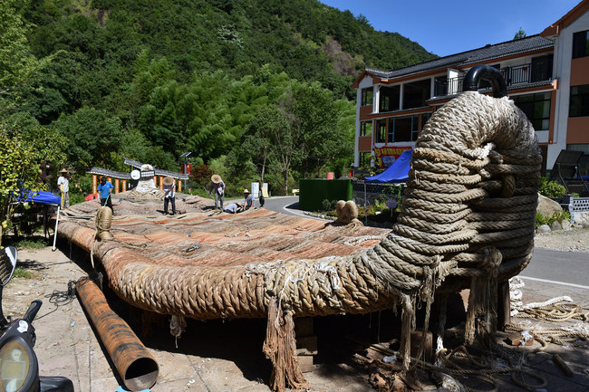 Papuc uriaș din papură, în curs de realizare