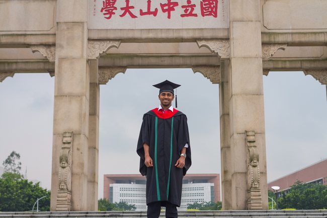 Un tânăr din Bangladesh: Aș dori un trai decent și în țara mea