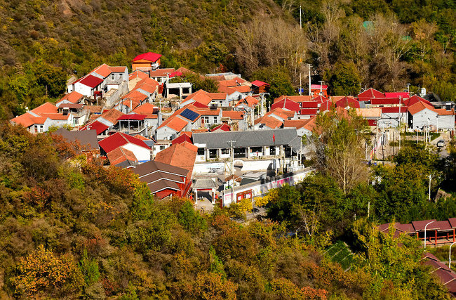 Satul Xidamo, îmbrățișat de culorile toamnei