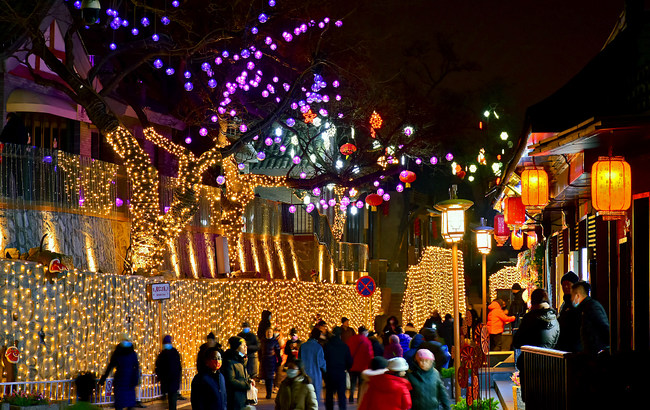 Strada veche din Moshikou, iluminată de Festivalul Lampioanelor