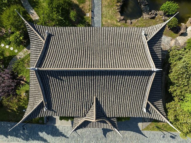 Očaravajući pogled na zelenilo koje ulepšava klasičnu arhitekturu