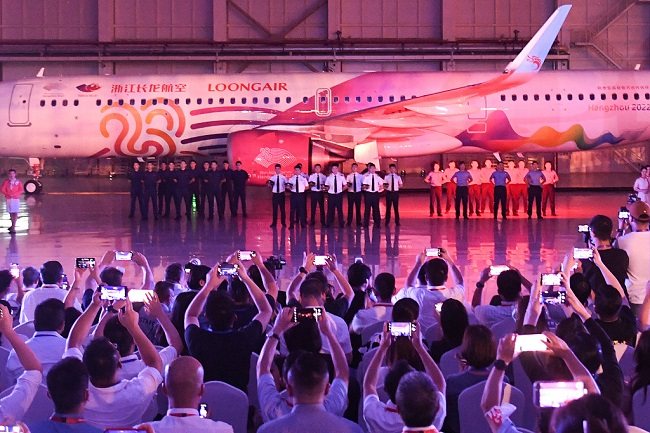 U Hangdžouu avion sa slikama baklje za Azijske igre