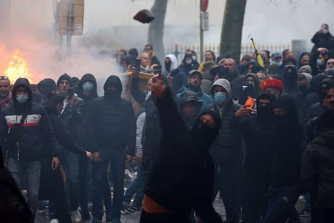 У Брюсселі пройшла акція протесту проти антикоронавірусних обмежень